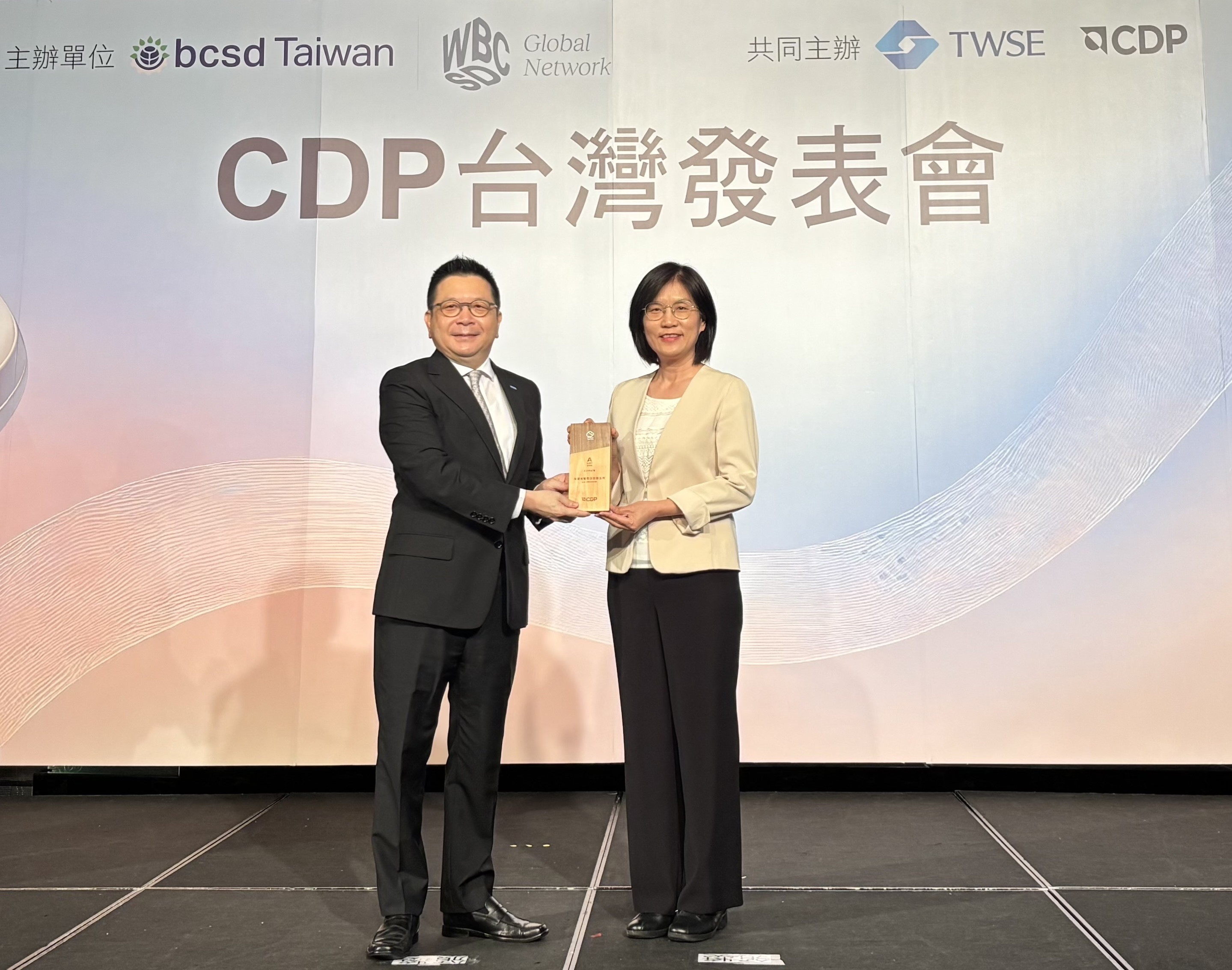 友達永續成果再獲國際評比肯定，獲頒CDP氣候與水資源雙項領導力評級。今由臺灣證券交易所董事長林修銘（左）頒獎，友達光電永續長古秀華（右）代表受獎
