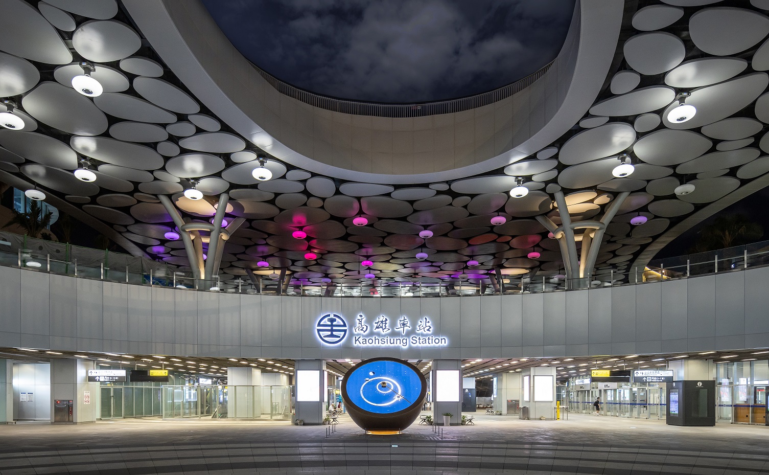 創利空間參與《高雄車站共感空間》公共藝術計畫，擔任視覺科技整合夥伴。於「看時間」天文鐘作品中提供技術指導，整合圓形LED鐘面與鐘體結構，在時間、天象星盤與空間氛圍間生動展演