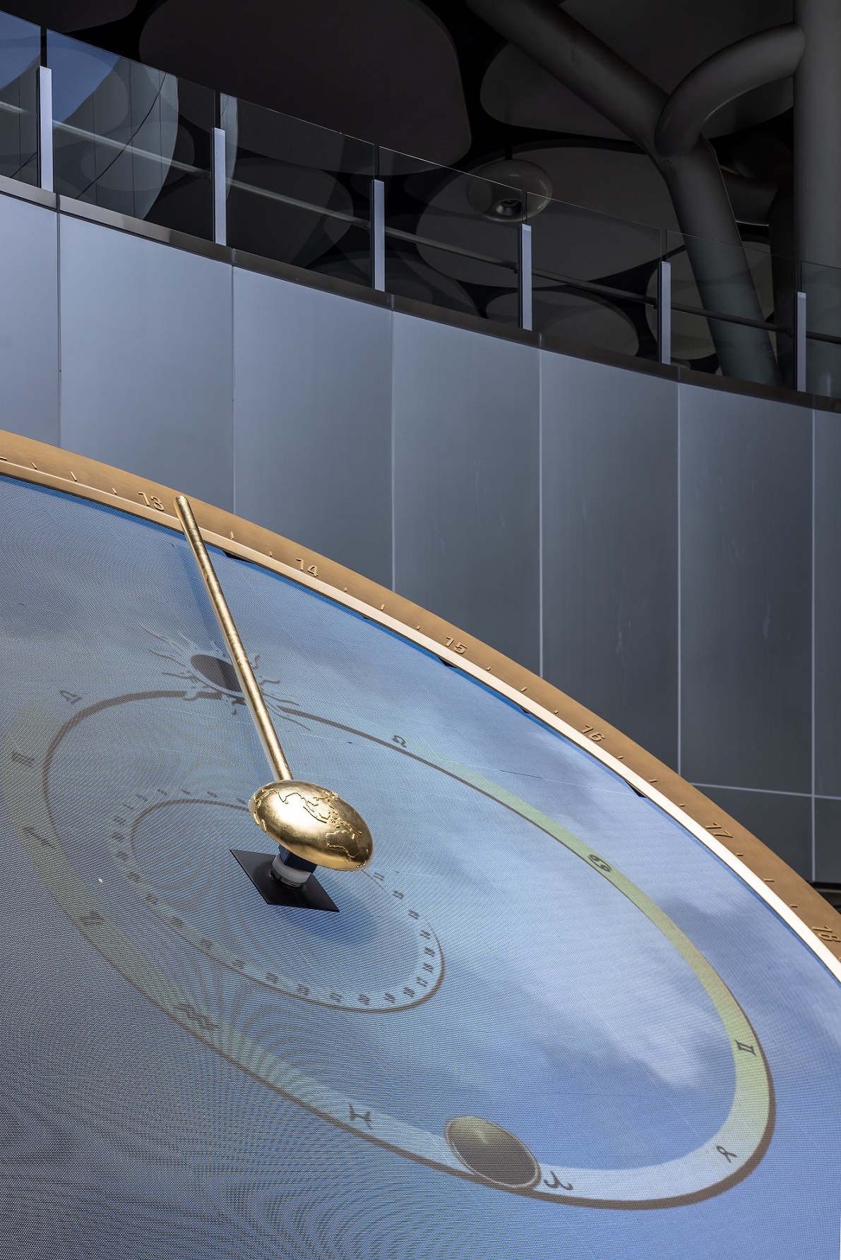 創利空間參與《高雄車站共感空間》公共藝術計畫，擔任視覺科技整合夥伴。於「看時間」天文鐘作品中提供技術指導，整合圓形LED鐘面與鐘體結構，在時間、天象星盤與空間氛圍間生動展演