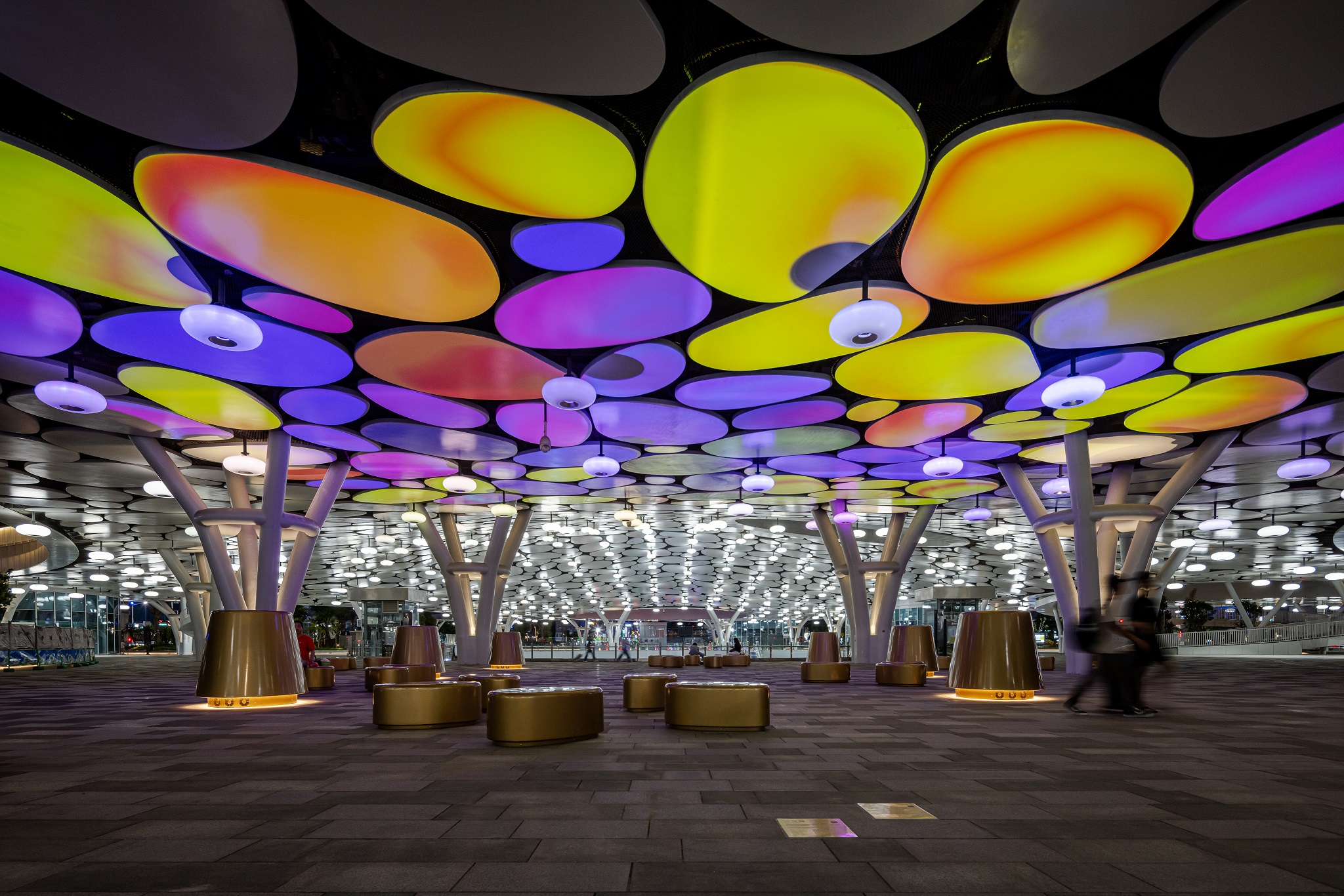 於「染色彩」作品中，創利空間協助藝術團隊將高雄車站天棚2700片鋁製雲朵染上繽紛色彩，從設備設定、光影軟體串接到現場調校，確保光線準確落在雲朵表面，展現層次與意境