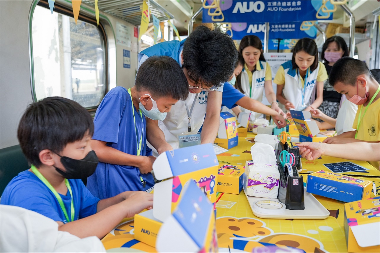 今年友達設計「光電、再生能源、水資源」三大課程主題，攜手供應鏈夥伴默克及大豐環保，以循環經濟理念開發創意教材