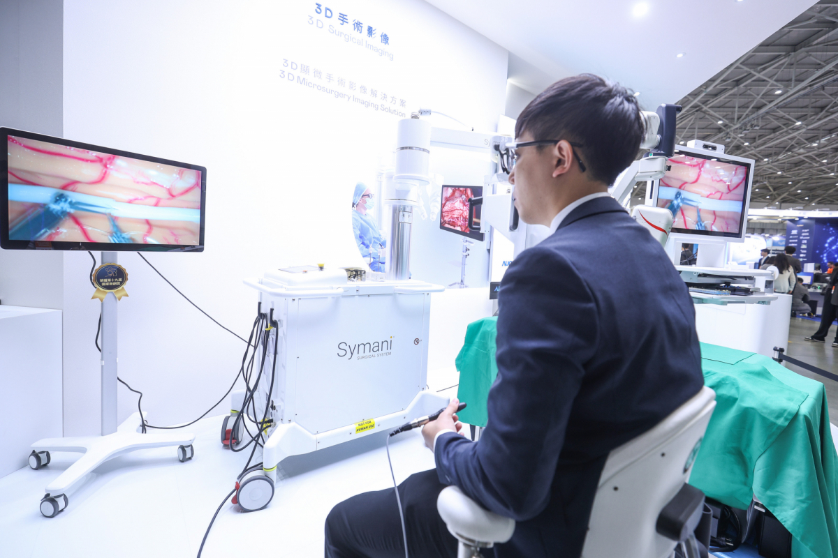 达擎推出〝3D显微手术影像解决方案〞，将3D影像技术从腹腔内视镜手术延伸至神经、血管、淋巴等高难度显微手术，提供超清晰立体视野，协助医疗团队在复杂手术中完成精准细腻操作。