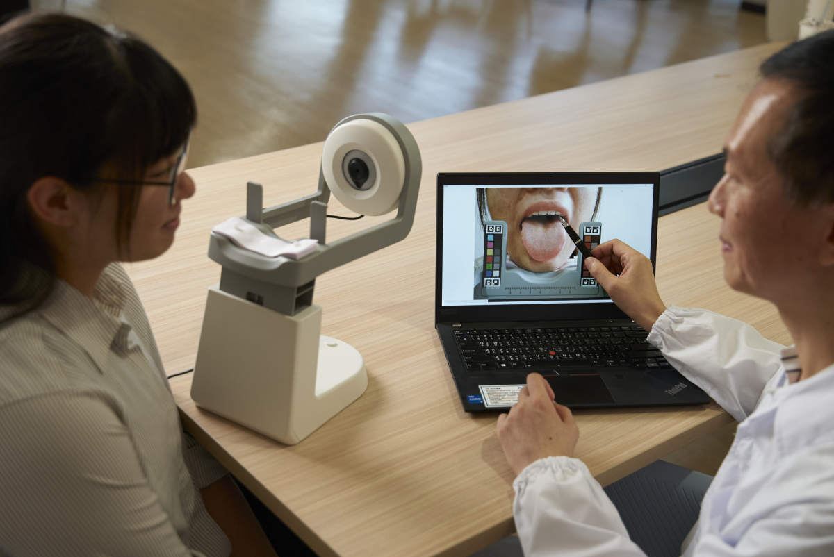 友達耘康的「舌象辨識軟體」則運用AI與大數據技術，可快速辨識舌色、舌形、苔色、苔質等特徵，顯著提升舌象辨識效率，優化檢測流程。