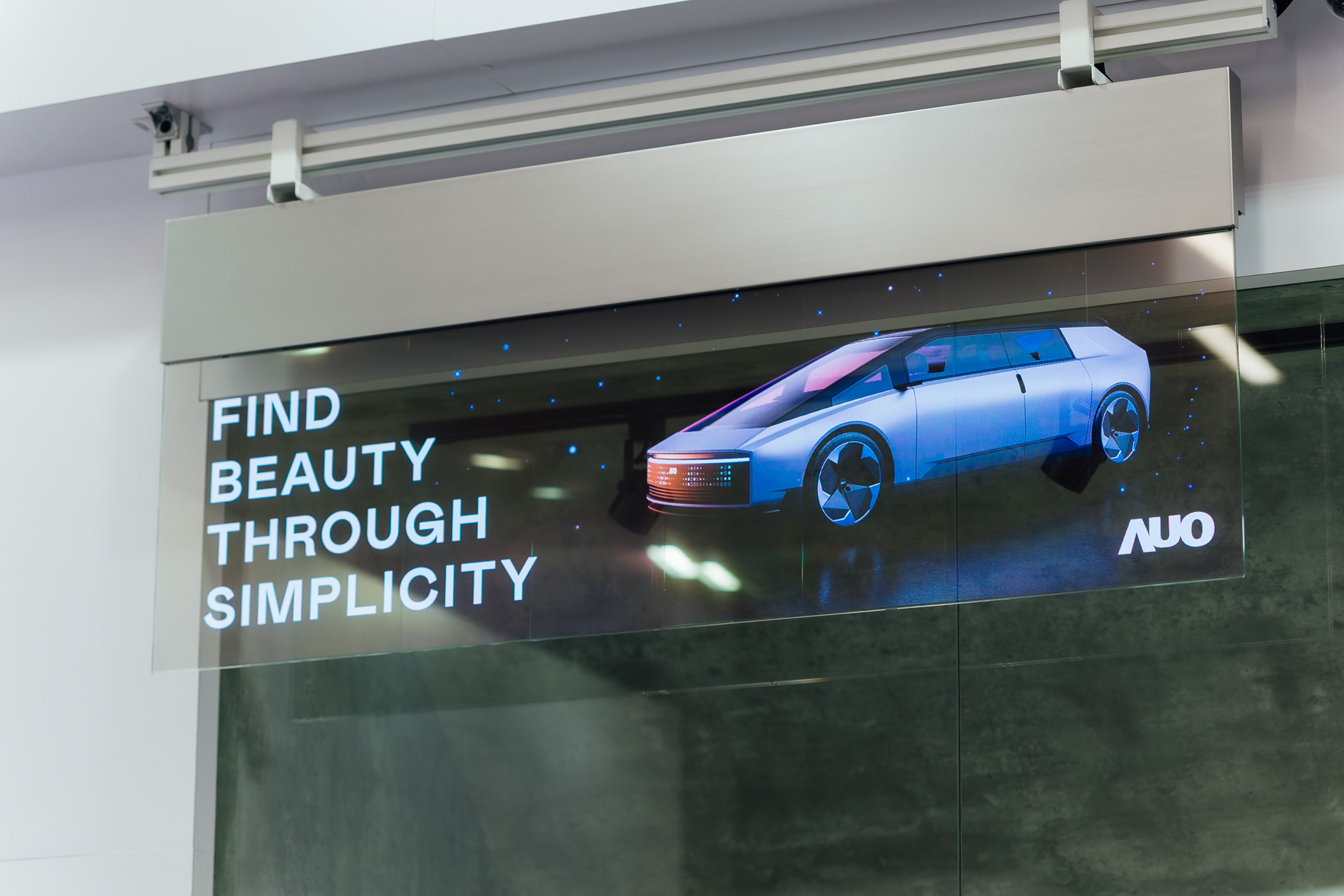 具备高亮度透明感的54吋透明Micro LED智慧广告牌，可无限拼接不同尺寸，营造出兼具科技感与美学的沉浸式氛围，适用于旗舰店、展演空间等多元场域。