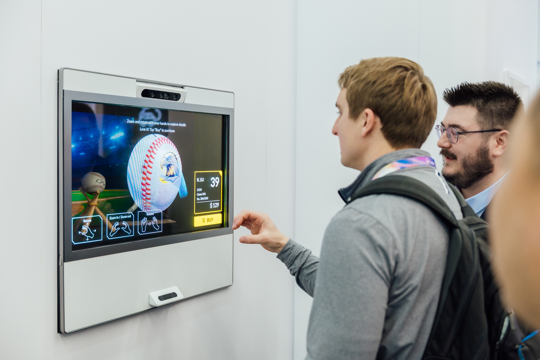 好体育官方app下载智慧行动透过专属展间，与客户深度聚焦，密切探讨产品协作共创的机会与落地的可能性，激发人车互动的创新再进化，并结合输出国际的Micro LED前瞻技术跨界应用，揭开更多元精彩的应用情境。