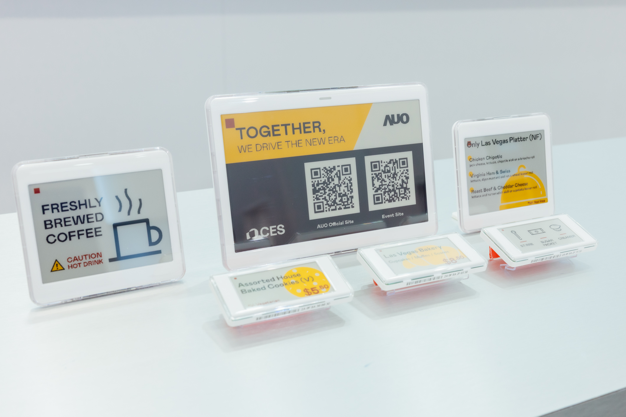 达擎开发的低功耗、全彩的aecoPost电子纸解决方案，仅在更新画面时需要微量的电力驱动，无需布建电线的便捷设计，使其可灵活应用、弹性选择置放处；可搭配aecoTag电子货架卷标解决方案，驱动商店内所有数字广告牌和电子货架卷标，以远程控制实现动态变价，提升门市人员作业效率，并以无纸化落实永续经营目标。