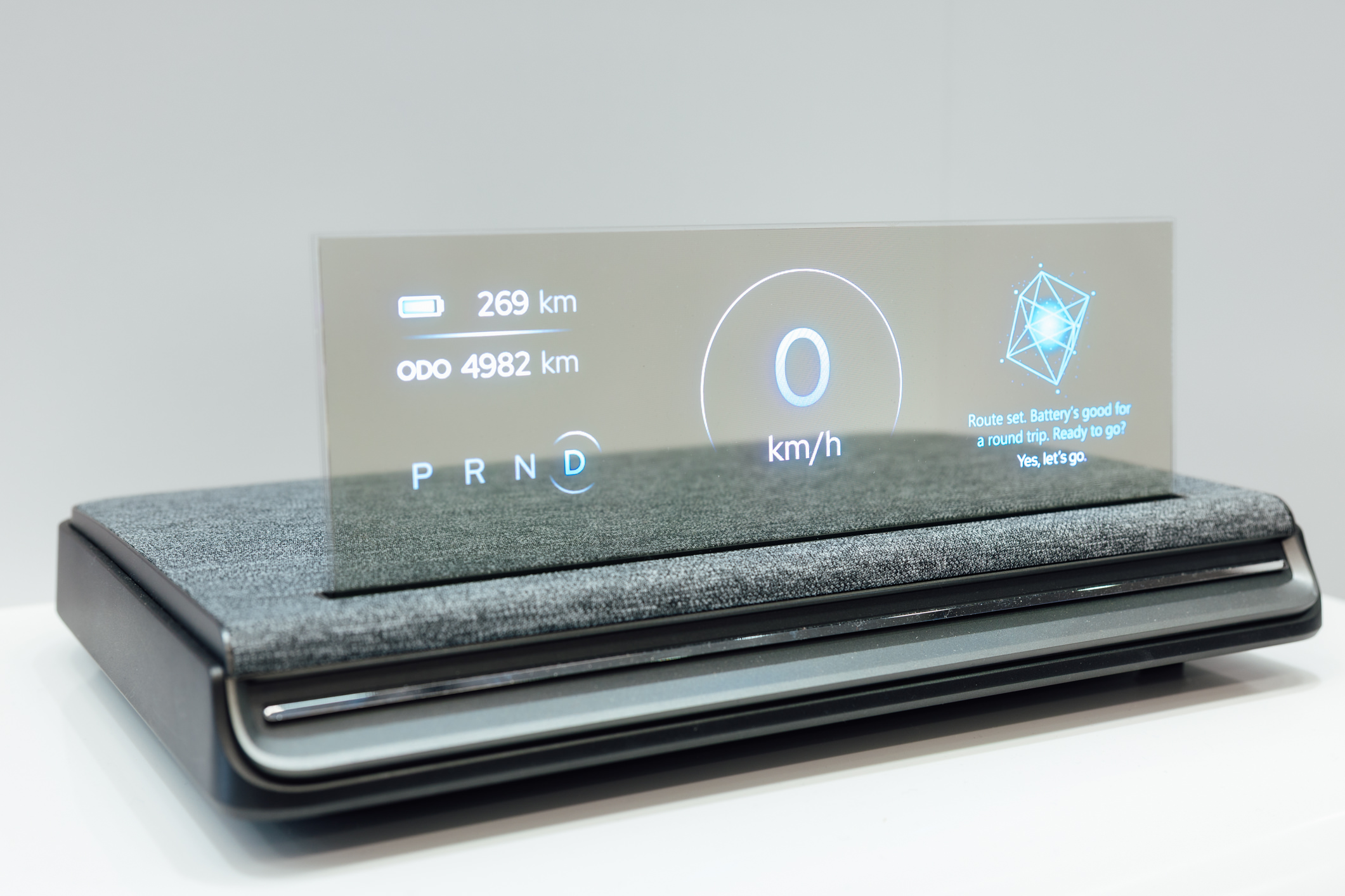 全球首款Aero Module透明Micro LED显示器模块外观轻盈通透，可与数字内容完美融合，提供动态显示、先进控制、个人化沉浸感受。