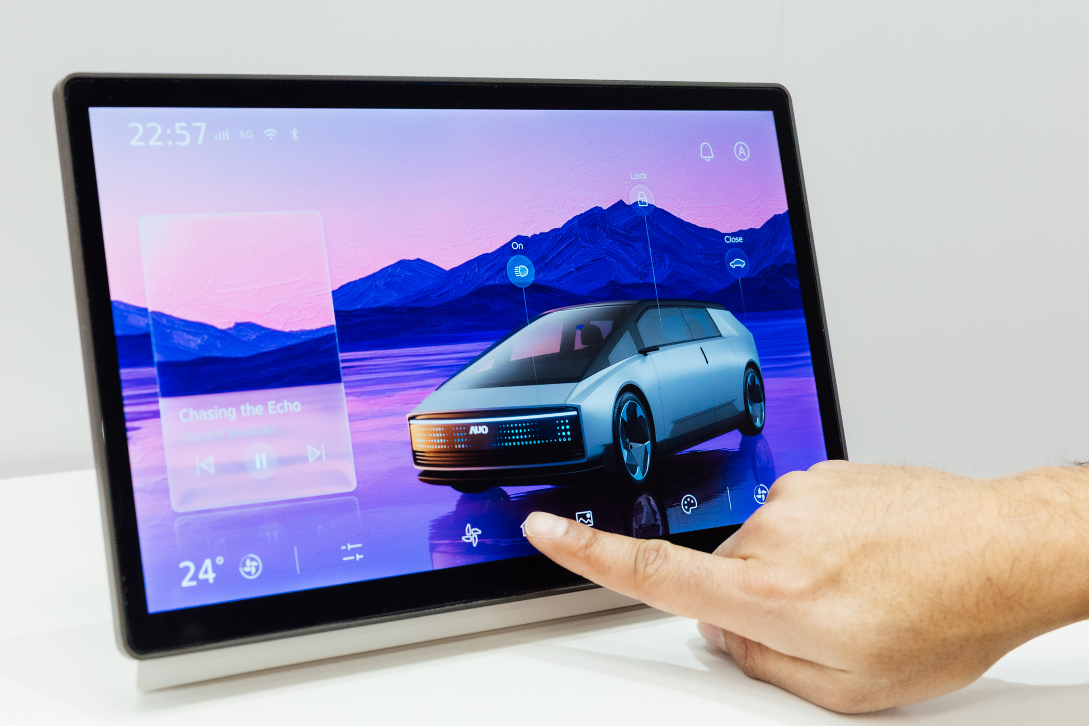 将先进抗反光技术导入于CID中控台呈现全时可视效果，并支持与座舱环境完美融合，带来清晰且不干扰的驾驶与座舱操作体验，兼容座舱质感与行车安全。