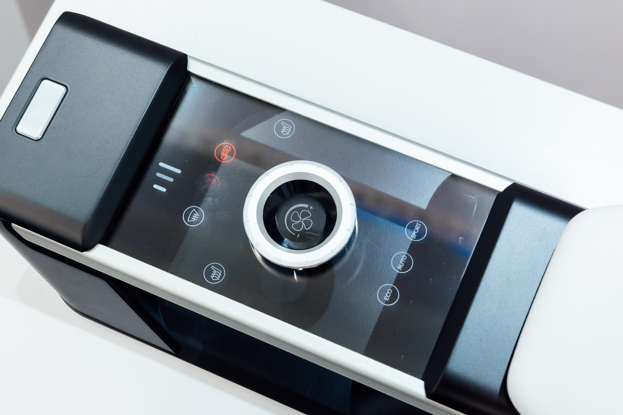 以极简设计打造的CrystalSense Console，为中央扶手区带来创新突破，将功能隐藏于简约的外观中，并采用悬浮式旋钮搭配玻璃面板与主动触觉回馈，仅在操作时才显现功能选单，提供直觉且可自定义的互动体验。